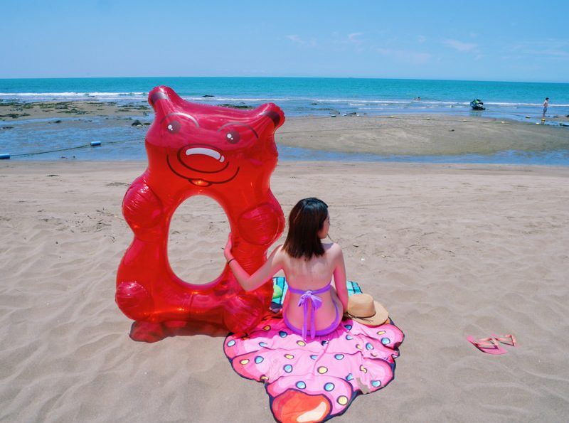 造型游泳圈｜Big mouth-超大！夏天海邊必備超Q的小熊軟糖 甜甜圈造型泳圈&沙灘巾