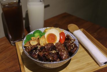 台北東區美食｜「惡犬燒肉丼」超厚實牛舌丼飯，還有超好吃的豬腳 惡犬食堂新品牌 @捷運忠孝敦化站