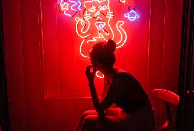 台中酒吧推薦｜舟舟酒吧Chu Chu Bar：貓咪霓虹燈，吉普賽風格 生意很好的台中酒吧@西區精誠一街
