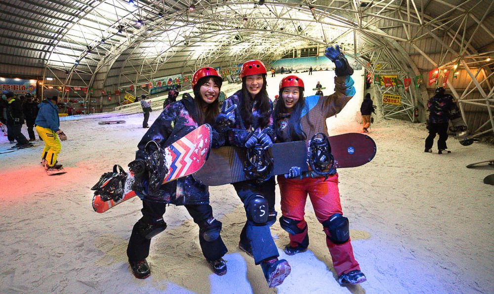 台灣唯一室內滑雪場！新竹小叮噹滑雪心得分享～假日超多人！門票、教練、費用