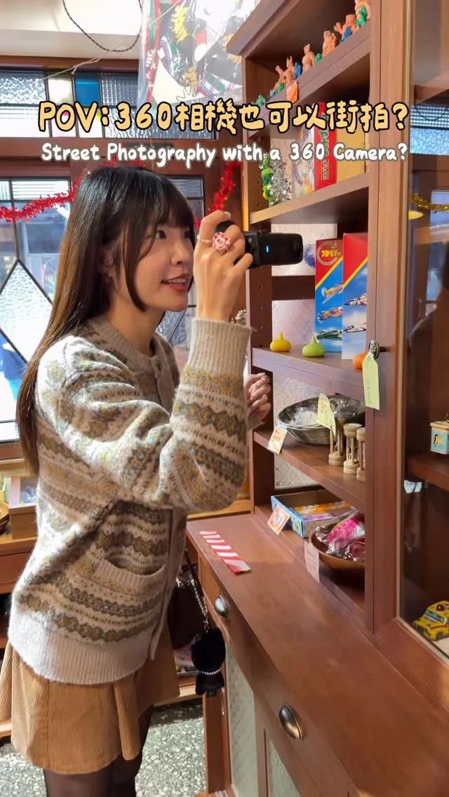 分享Insta360 X5冬季更新中
我最喜歡的一個升級❄️
那就是搭配街拍配件
直接把X5拿去拍照！
拍出來意外很有電影感🎞️

已經三個雪季都帶X系列去滑雪的我
想不到第一次拿它去街拍
竟然輕鬆拍出
具有電影效果的 2.35:1 寬銀幕照片
超級的喜歡
之後旅拍又有更多玩法了
你們會喜歡這樣的感覺嗎？

🌟最後有一個優惠分享
使用推薦碼【INRYXG8】下單X5
會額外送一顆電池唷（限量前20位）
有效期至2026/1/14
------------
🔍#麻糬愛分享
------------
📹 @maurice.lee_ 
*
*
#insta360#全景相機#insta360X5#X5#冬季#新配件#taipeitravel#xmas#christmas#中山 #赤峰街