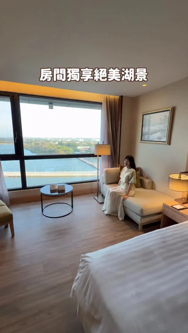 房間獨享絕美湖景
躺在床上就可以看日出
跟少女在這邊住了兩天 超捨不得退房🥺

金門第一間五星規格飯店真的有夠讚～ 房間非常寬敞
尤其喜歡房間窗外金門最大的淡水湖-太湖
景色真的超棒！

出去玩最害怕遇到下雨
但你住在這邊完全不用擔心～
因為超過200坪的室內遊戲室🤩
大人小孩都玩得開心
而且會不定期舉辦活動
甚至還有高爾夫、戶外泳池、健身房、三溫暖

早餐更是令人驚艷
現煮牛肉湯、廣東粥、炒泡麵等等
絕對要早起享用😍
一樓也有Garden Coffee咖啡廳
提供五星主廚現烤麵包

真的非常適合親子長輩一起來玩～
快分享給家人 計劃國內小旅行吧！

📍金湖飯店 @golden.lake.hotel
金門縣金湖鎮太湖路二段218號
（距離金門機場約10分鐘）
*
*
#金湖飯店 #金門旅遊 #金湖廣場免稅店 #金門 #kinmen