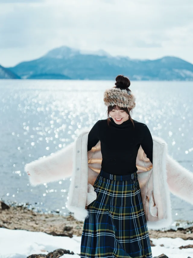 北海道洞爺湖真的太美了….
而且意外沒什麼人
在這邊找了7個打卡點（J人我很會做功課）
最喜歡這個湖邊😍

這天搭配想走個貴氣感覺
黑色高領發熱衣非常加分～
我這樣穿兩件 就足以應付北海道零度氣溫了🥹
-
羊毛發熱衣終於要在明天開團了～
年初去北海道17天只帶ONETHIRD羊毛發熱衣
一直被大家問有沒有團購
終於談到啦🎉

不用擔心穿太厚重 保款又好看！
這次一共會開五款＋發熱手套
發熱衣材質都極舒服🥹
重點是單穿也不會醜～
我收到後幾乎都穿它們出門哈哈
明天開團再分享更多實穿照片

✨開團品項先給大家參考 1️⃣女版羊毛小立領舒適發熱套裝(三色） 2️⃣男版羊毛圓領舒適發熱套裝（兩色） 3️⃣粗肩方領長版發熱BRA TOP（四色） 4️⃣方領螺紋加絨長版長袖BRA（四色） 5️⃣顯瘦下擺圓弧薄長袖上衣BRA（三色） 6️⃣保暖發熱手套（本來廠商不給開團 但好險最後爭取到🥹）三色 
手套男女皆可戴喔

12/20-12/28 你們期待嗎？！
這次也是現貨團
不過現貨賣光就會轉預購了
晚點會先分享在社群
大家有要出國穿的 務必先幫我下單！！
才可以早點拿到呦
------------
🔍 #麻糬玩北海道 #麻糬出國趣 #麻糬玩日本 #irenejian #irenesootd
------------
📷 @maurice.lee_ 
*
*
#發熱衣#發熱衣推薦#雪地穿搭#雪國穿搭#雪景#雪地#日本景點#北海道#北海道景點#北海道旅行#hokkaido#onethird#洞爺湖#洞爺湖町#洞爺湖温泉#toyalake#hokkaidotrip#羊蹄山#mtyotei#mtyotei🗻#浮見堂公園#洞爺