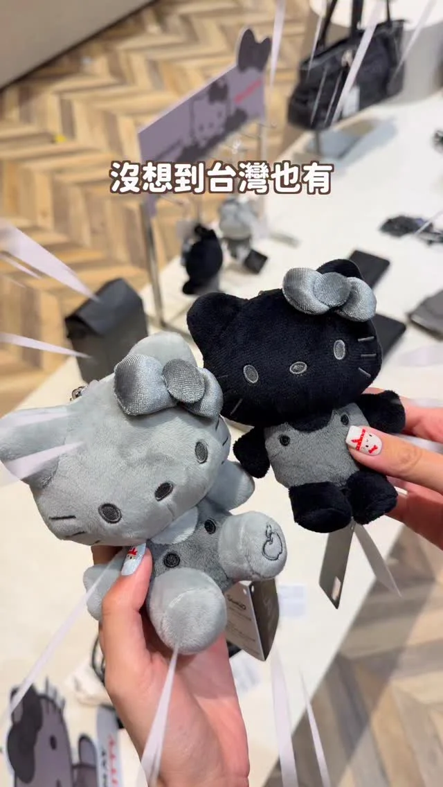 沒想到台灣也有黑灰Kitty限定版！！
被脆友燒到 開賣第一天直接衝來買
本來只想要買一個吊飾
但真的都超可愛....
少女狂勸敗
最後買到獲得滿額贈
直接當作我的生日禮物哈哈哈
（但我還是想念不見的黑灰長腿kitty😭😭😭)
-
先聲明這不是業配
我真的太喜歡啦～～～
喜歡到很認真的拍了要跟你們分享🥹
（希望他們下次真的可以找我業配）
------------
🔍 #麻糬愛分享
------------
*
*
#黑灰kitty#暗黑天使#黑皮kitty#長腿kitty#rm包包#robinmay#hellokitty#kitty#三麗鷗#三麗鷗聯名