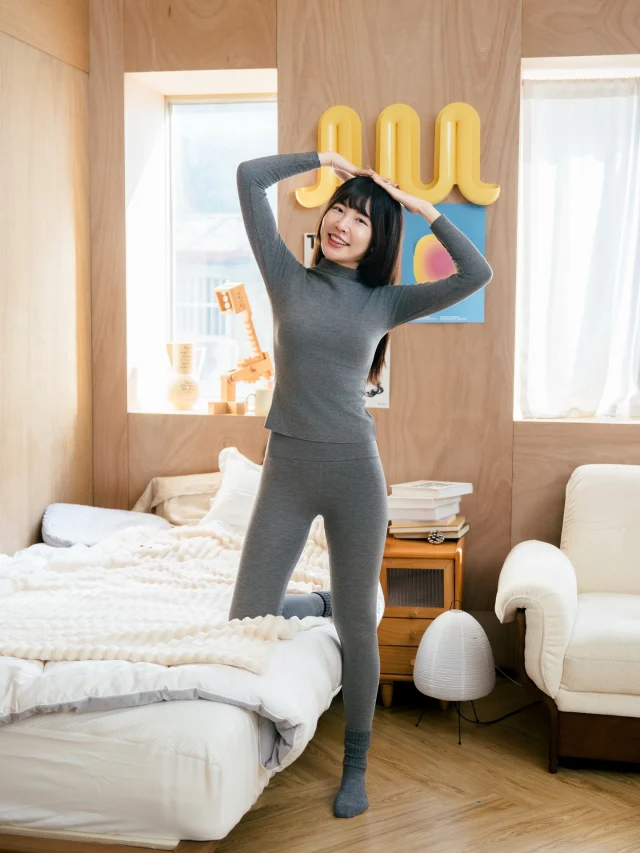 你們喜歡哪一套？！
留言就扌由發熱手套🎁
-
真的很喜歡拍衣服穿搭
歡迎各大品牌找我🙈

這次的團購發熱衣每套都好好看...
不管是單穿還是疊搭多層次都超美！
明明只是要拍發熱衣
但不小心搭了好多套搭配想跟你們分享
(除了保暖 好穿也是必備的吧😚）

總共有五款 你們最喜歡哪套呢？！
留言就抽這次團購的發熱手套💕
（留言至12/29截止）
-
❄️小立領發熱套裝版型真的超好看
羊毛材質又超舒服
零度以下雪國穿它就很暖
如果你還在猶豫顏色
我只能說 包色不會讓你失望....😝
冬天出國我每天都是穿它！
（這次來九州也是🙈）

❄️其中有款不是發熱衣的
「顯瘦下襬圓弧薄長袖 Bra Top」
穿起來真的很顯瘦....
我大推！！！有夠愛！！！
絕對要先囤貨起來
很適合台灣天氣

其他更多介紹
可以看我精選現動～

你們下單了嗎！？
記得來社群曬單 再抽發熱手套喔（12/28收單）
------------
🔍 #麻糬玩北海道 #麻糬出國趣 #麻糬玩日本 #麻糬愛分享
------------
📷 @maurice.lee_ 
*
*
#發熱衣#發熱衣推薦#雪地穿搭#雪國穿搭#雪景#雪地#北海道北海道旅行#hokkaido#onethird#