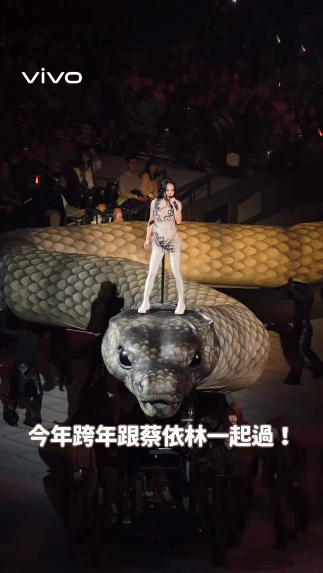 沒到現在還走不出Mommy的演唱會...
誰跟我一樣每天不斷重複播放？！ 

這次看Pleasure演唱會位置坐二樓
視野滿好的 可以看到整個舞台
但Mommy超小一個
幾乎看不到 
好險這次帶演唱會神機 @vivo_taiwan X300 Pro
把Mommy拍得超清楚的！
-
分享演唱會神機 vivo X300 Pro 我最喜歡的四個特色
1️⃣新一代「舞台模式 2.0」
我們搭配 2 億超清晰長焦鏡頭
坐在二樓放大拍
Mommy的臉還是超清楚～

2️⃣20倍超遠抓拍
拍攝最怕放大後畫面糊掉
但 vivo X300 Pro 的 20倍抓拍真的太強啦！
再搭配「vivo蔡司2.35x長焦增距鏡」就更扯了..
我們甚至還會放大看舞台上怎麼佈置的 
也補抓到Mommy很多可愛表情

3️⃣4K影像功能
演唱會有滿多燈光、煙火等效果
其實滿不好拍的
但X300 Pro 支援 4K 120fps HDR 杜比視界錄影
在強光下還是能保持乾淨色彩 不怕顏色跑掉喔

4️⃣雙鏡錄影
可以同時拍到Mommy唱歌＋自己（前後鏡頭同時拍）
是我最喜歡的功能～
而且vivo很貼心
可以分別講兩個檔案存下來

真的推薦追星族入手啊～
*
*
#vivo #演唱會神機 #vivoX300Pro #蔡依林 #蔡依林pleasure世界巡迴演唱會 #jolinpleasure #jolinpleasure世界巡迴演唱會