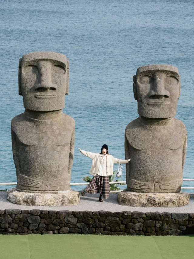 如果你只有幾天的假期
想去日本走走 但又不想去人太多的地方
真的很推薦宮崎～

一落地就可以感受到小城市的優點
機場不大 出入關都超快！！！
真的是超順暢就可以到日本了哈哈

景點更是美的沒話說
圖1.2：日南太陽花園
圖3.4：高千穗峽
圖5.6.7：高千穗牧場
圖8：鵜戶神宮
圖9：五瀨高原滑雪場
圖10：天空小火車
圖11：飫肥城

以上你們最喜歡哪個呢？！
PS：關於景點介紹 可看我之前發的reel
-
而且除了美景外
美食也很多🥴
宮崎牛、南蠻炸雞、地雞料理、日向夏、芒果等等
都是宮崎必吃！
再來房價也超便宜....
我們這幾晚都住很好
雙人房$1600左右還有含早餐！
-
這次我們搭乘台灣虎航「桃園」直飛宮崎
每週一、週五，兩個航班選擇
機場到市區約20分鐘車程
方便又好玩！
重點人不多 很好拍照😝
@tigerair.taiwan 
------------
🔍 #麻糬玩九州 #麻糬出國趣 #麻糬玩日本 
------------
📹 @maurice.lee_ 
*
*
#南九州#宮崎#台灣虎航#tigerairtaiwan#宮崎観光# miyazaki#宮崎旅行#高千穗#高千穗峽#鵜戶神宮#日南太陽花園#高千穗小火車#高千穗牧場#五瀨高原滑雪場#飫肥城跡