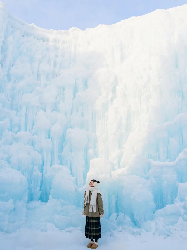 一年一次的北海道支笏湖冰濤節
今天開始！！！

現場的冰雕超壯觀～
簡直就像走進冰雪奇緣的城堡❄️
全部的冰雕
都是使用一旁支笏湖湖水噴灑製作
耗時兩個月完成！！
是夢幻的支笏湖藍🩵
原本想要等到晚上放煙火
但真的太冷了....勉強等到晚上點燈
就趕緊落荒而逃😂

這邊距離札幌開車只需要一個多小時車程
建議自駕比較方便～
更多北海道行程分享可到我的YT看
YT🔍「Irene麻糬」就有囉～
-
📍支笏湖冰濤祭
日期：2026/1/31～2/23（每年時間不同）
時間10:00～20:00 (16:30之後點燈)
地址：北海道千歳市支笏湖温泉
門票：1000日圓
------------
🔍 #麻糬玩北海道 #麻糬出國趣 #麻糬玩日本
------------
📷 @maurice.lee_ 
*
*
#支笏湖#支笏湖冰濤祭#氷濤まつり#支笏湖氷濤まつり#支笏湖温泉#雪祭#札幌#札幌景點#千歲#北海道#北海道景點#北海道旅行#sapporo