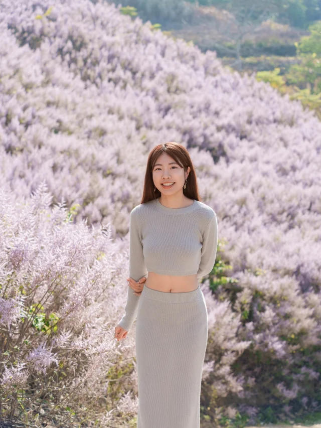 把瀏海留長的過渡期
還是要繼續剪回妹妹頭啊？！😂😂
-
那天上山賞花
看到好多阿伯幫另一半不斷拍照
彷彿看到跟少女的未來😂🤣
女生不管到幾歲都是愛拍照的啦
謝謝少女 @maurice.lee_ 幫我取最佳角度
還有飛空拍🩷

雖然跟他要檔案真的很難
請大家幫我督促他！！！
改善他的拖延症啊～～～～😡
-
這邊真的很美
整個山頭都是紫色花海～
是在台灣！！！
地點我放在上一篇reel了🫶
------------
🔍 #麻糬玩南投
------------
📷 @maurice.lee_ 
*
* 
#南投景點#南投#麝香木花#麝香木花海#南投秘境#九尖茶廠#nanton