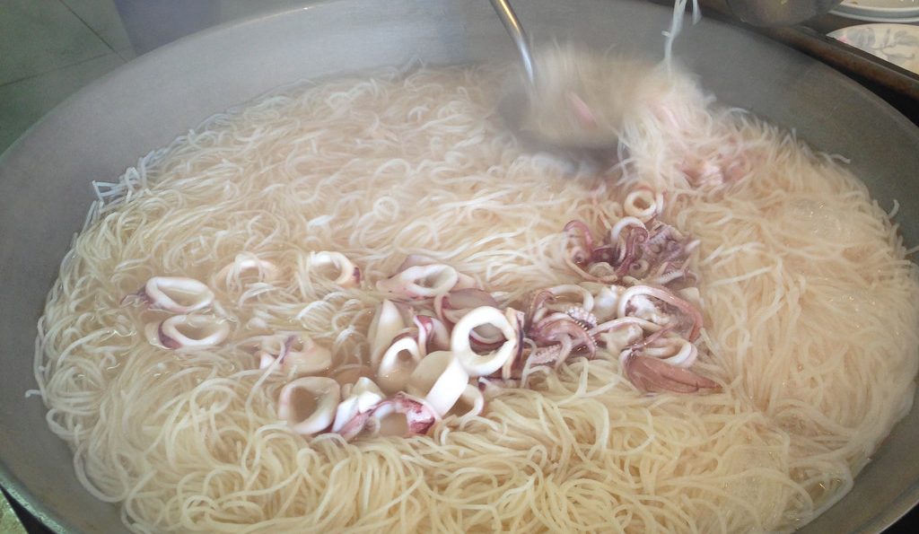 台南中西區美食｜沒有期待中好吃的「邱家小卷米粉」，排隊排到翻掉(國華街美食)