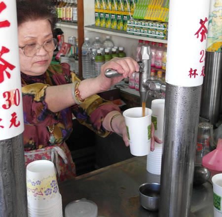 花蓮市美食 ▌「古早味鋼管紅茶」：在地人的鋼管紅茶(跟廟口紅茶差在哪呢？)