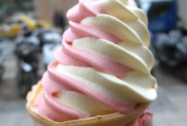 全家霜淇淋 ▌「全家草莓霜淇淋」：限定販售的粉紅草莓霜淇淋開箱文