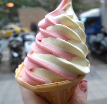 全家霜淇淋 ▌「全家草莓霜淇淋」：限定販售的粉紅草莓霜淇淋開箱文